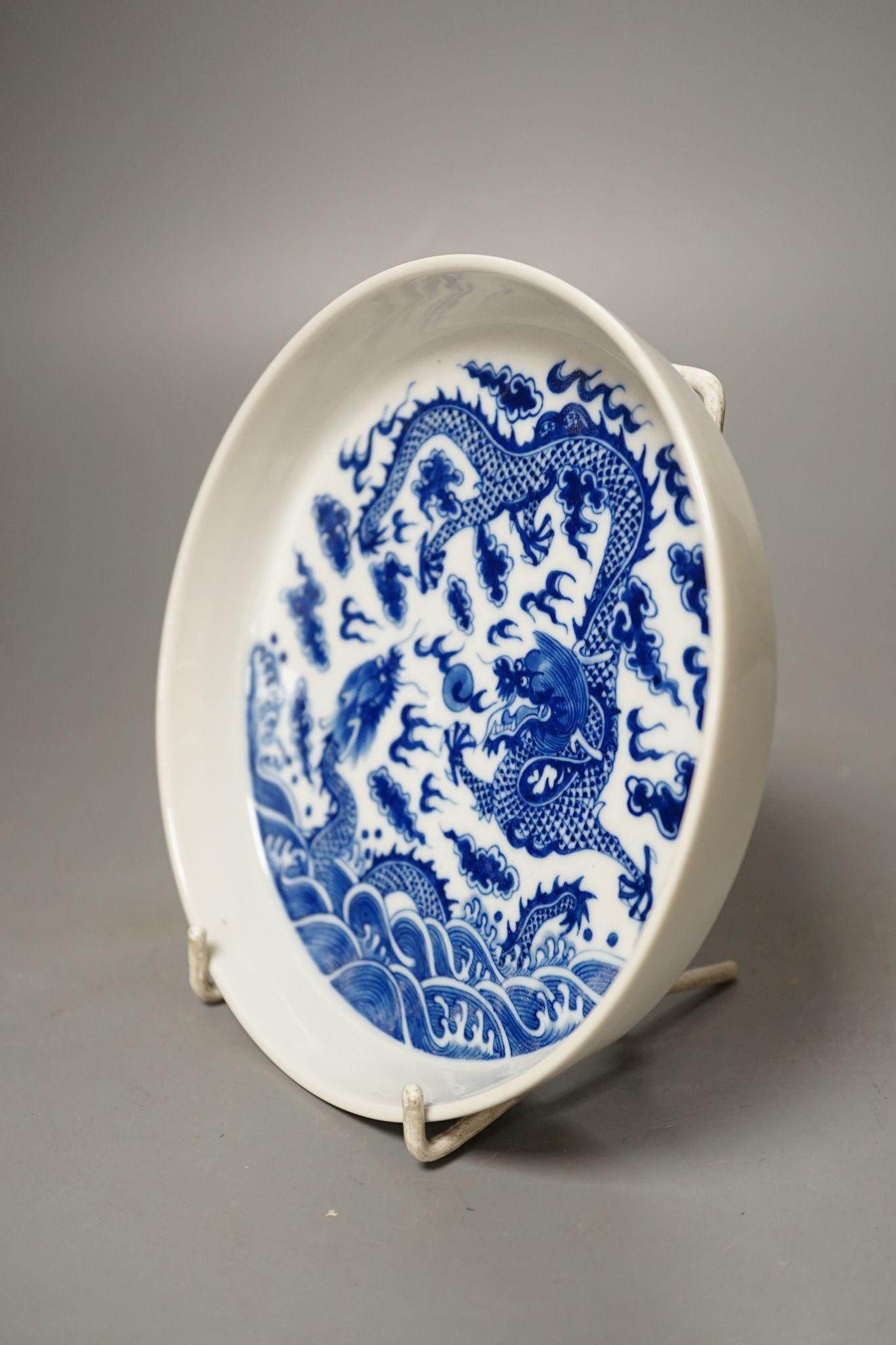 A Chinese blue and white ‘dragon’ dish 16cm